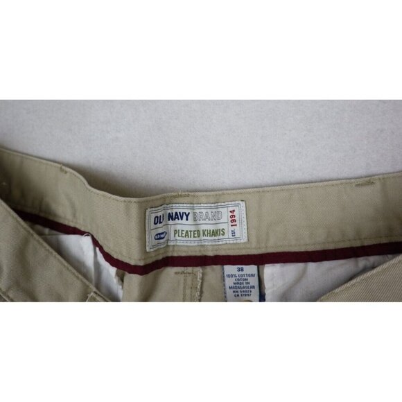 OLD NAVY - MEN'S PLEATED FRONT KHAKI CHINO SHORTS - SIZE 38 - 9" INSEAM - Picture 6 of 14